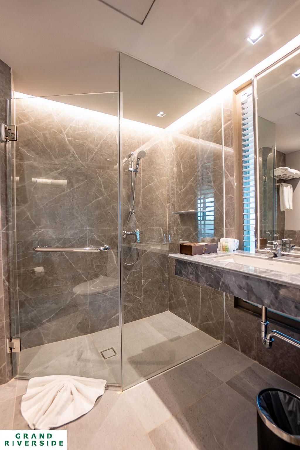 Grand Riverside Hotel Superior Double or Twin 3