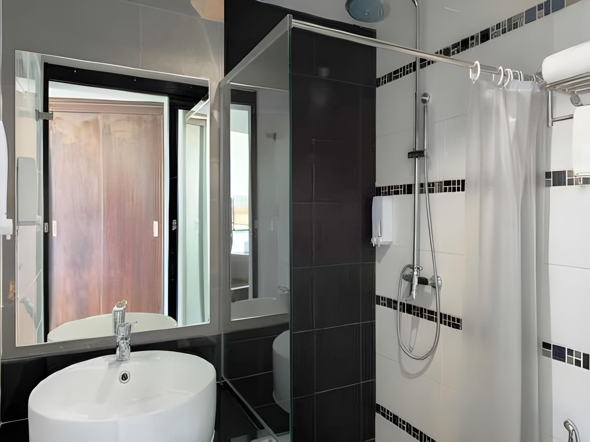 Ingtara Hotel Deluxe King Room 2