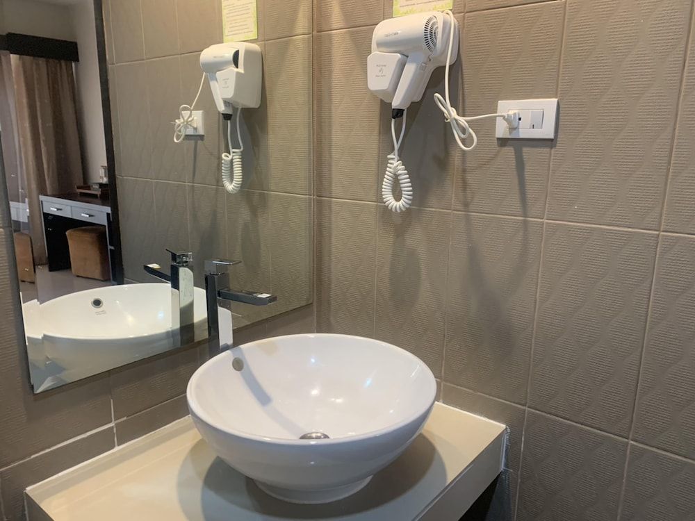 Lub Sbuy Hostel Standard Room, Private Bathroom 9