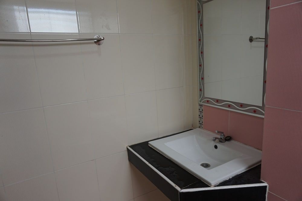 A.P. Garden Hotel Standard Twin Room 4