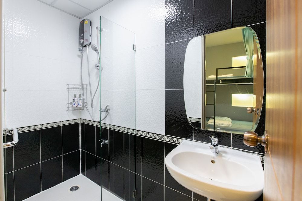 Restiny Hostel Family Room 6 Beds 5