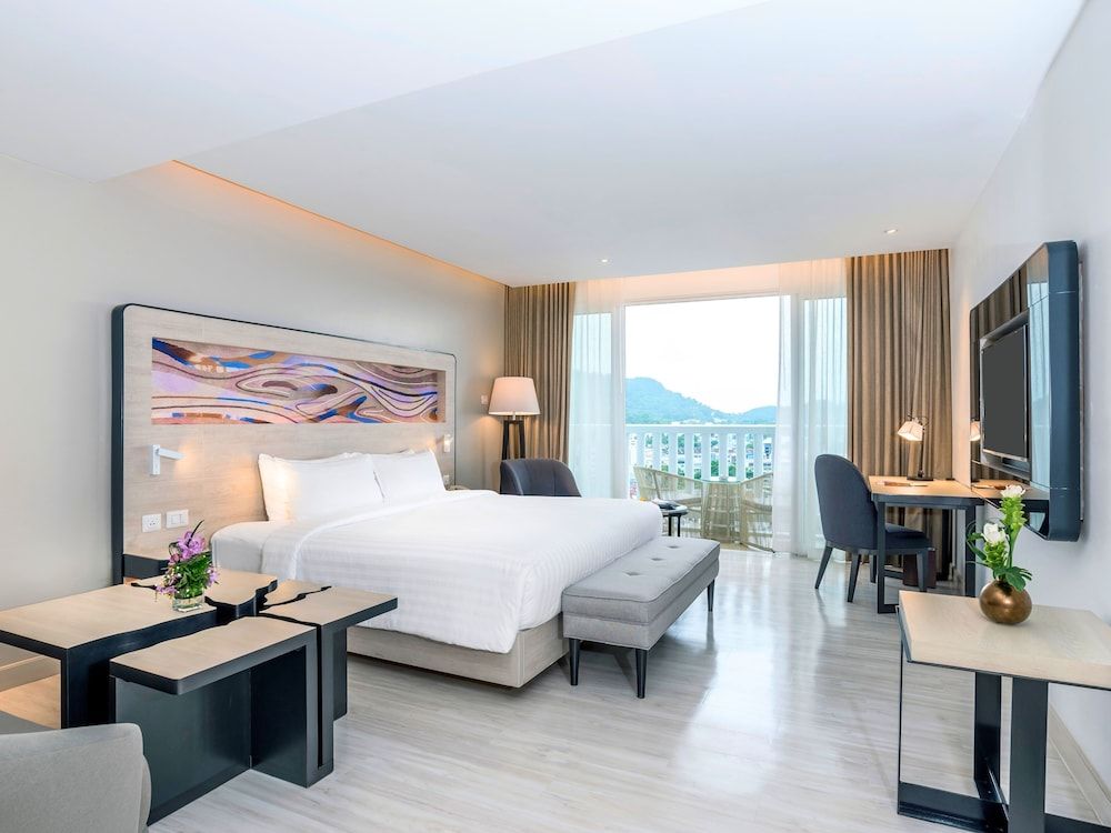 Novotel Phuket City Phokeethra Hotel Deluxe Room, 1 King Bed, Balcony 4