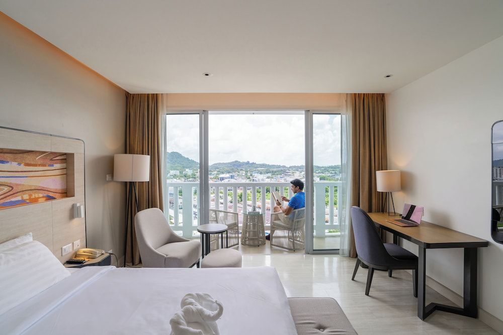 Novotel Phuket City Phokeethra Hotel Deluxe Room, 1 King Bed, Balcony 5