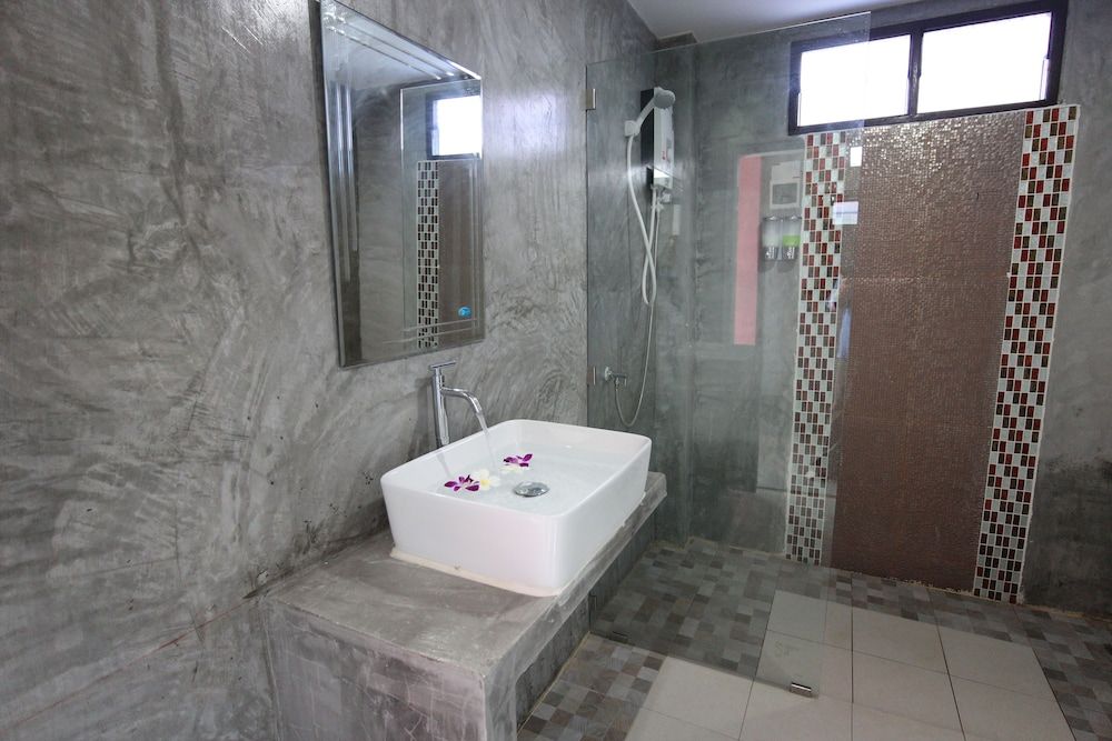 Pinky Bungalows Resort Luxury Family Room 2