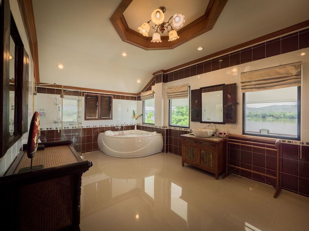 Chiangkhan River Mountain Resort Deluxe Suite, River View 3