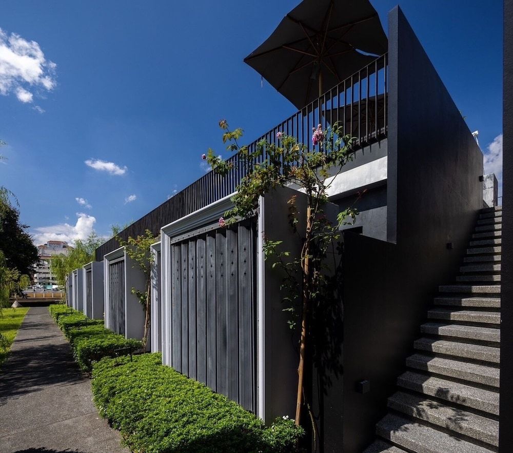 undefined Hotel Ping Silhouette 5