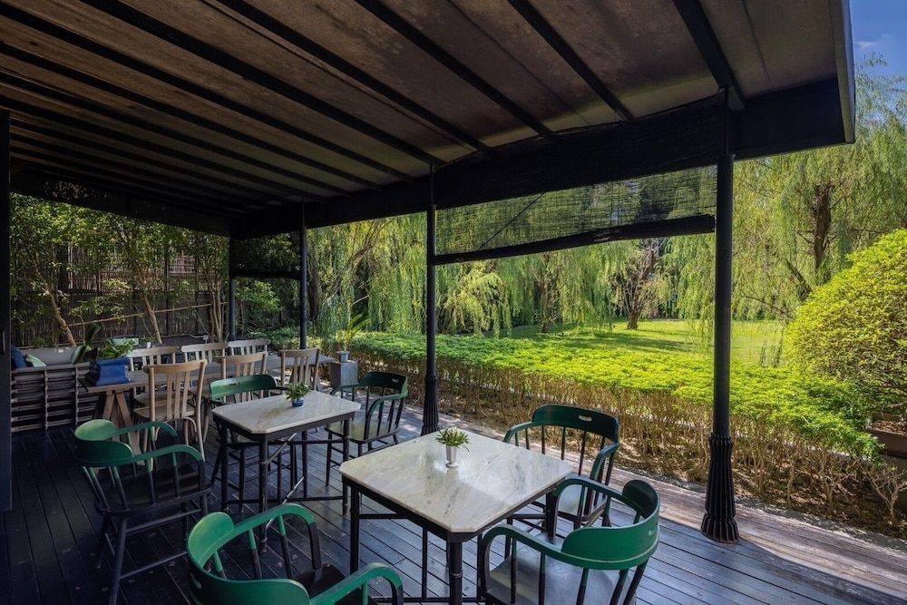 undefined Hotel Ping Silhouette 8