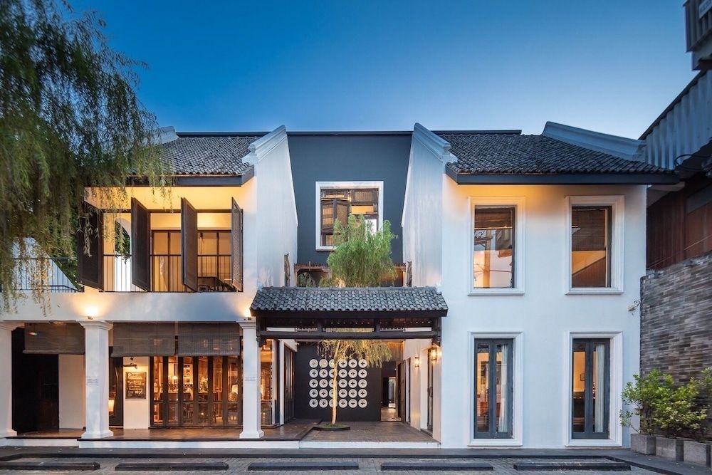 undefined Hotel Ping Silhouette