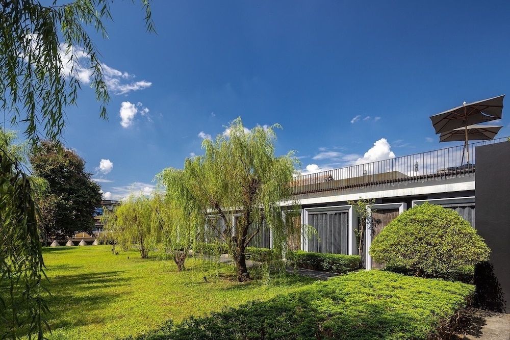 undefined Hotel Ping Silhouette 9