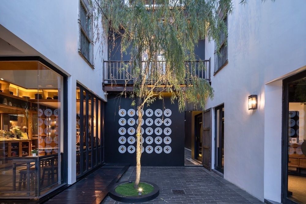 undefined Hotel Ping Silhouette 4