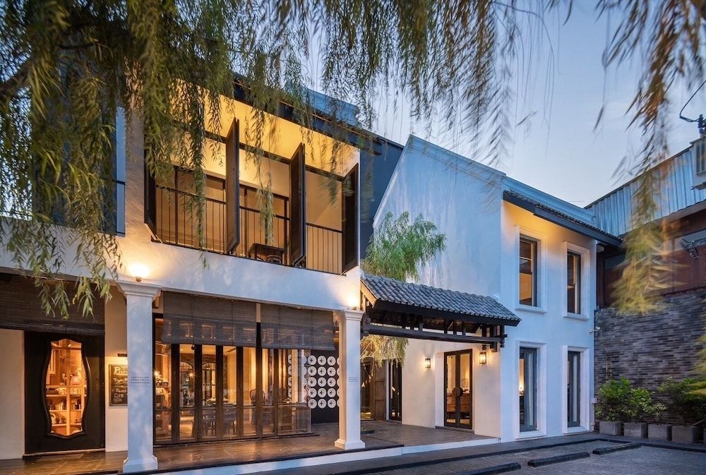 undefined Hotel Ping Silhouette 6