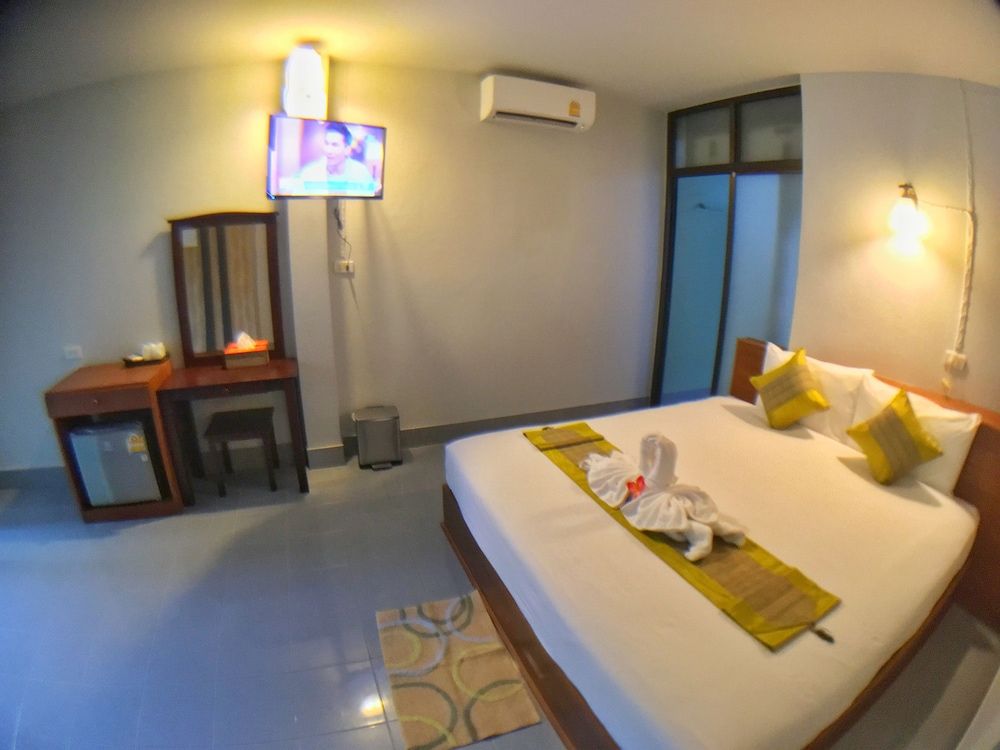Srichada Hotel Khaolak Double room with balcony 4