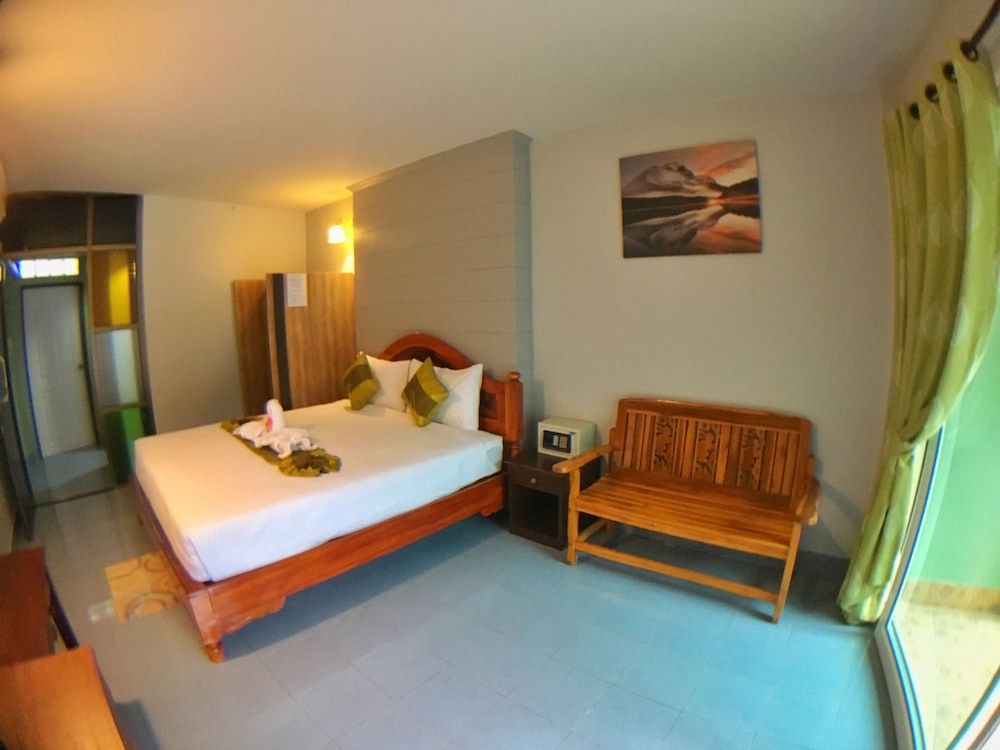 Srichada Hotel Khaolak Double room with balcony 8