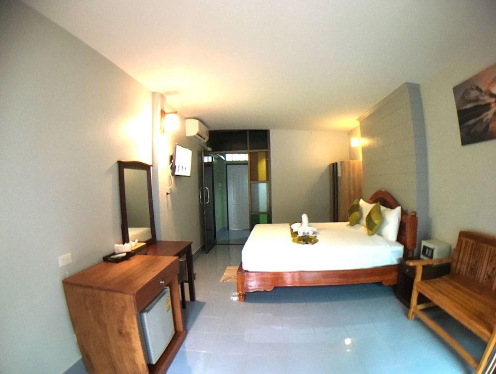 Srichada Hotel Khaolak Double room with balcony 6