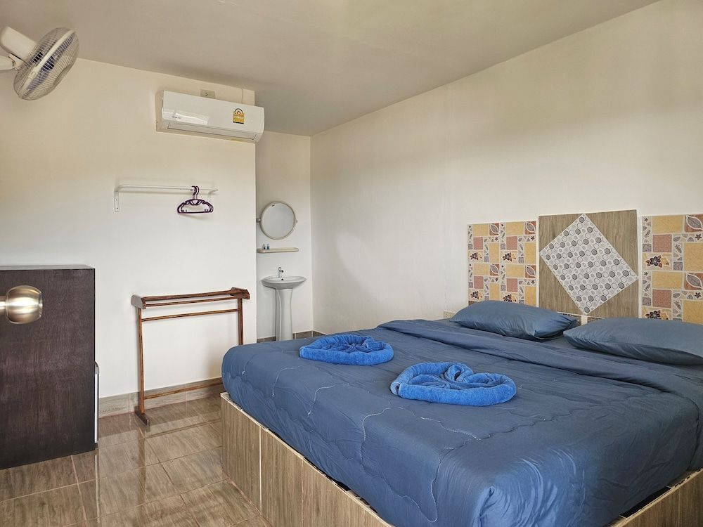 Superior Room, 1 King Bed, Ensuite, Partial Sea View