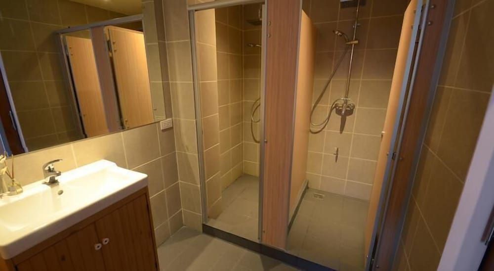 Good Day Hostel Twin Room, Shared Bathroom 7