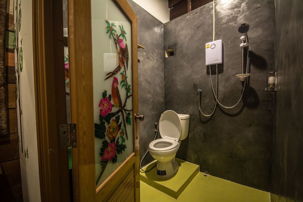 Poonsawasdi Hotel Superior Double Room, Private Bathroom 5