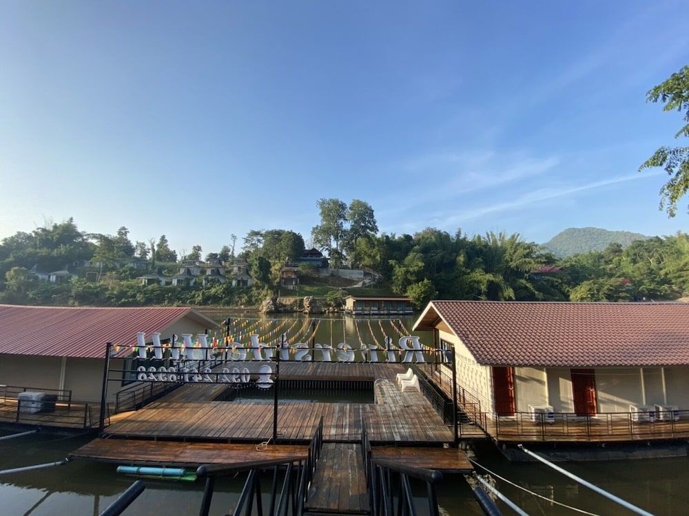 Riverside Hill Resort & Restaurant Floating Family Room 5