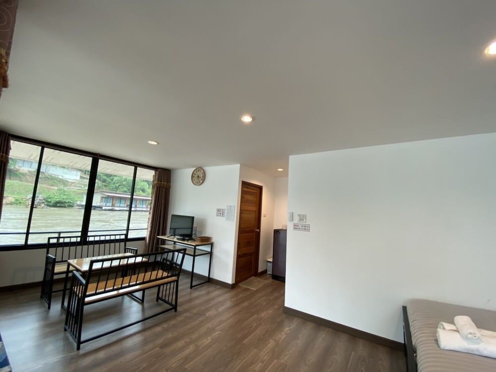 Riverside Hill Resort & Restaurant Floating Family Room 8