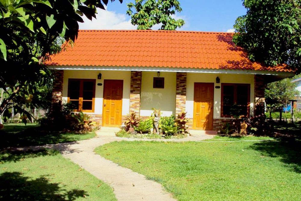 Baan Phuthadol Standard Room 2