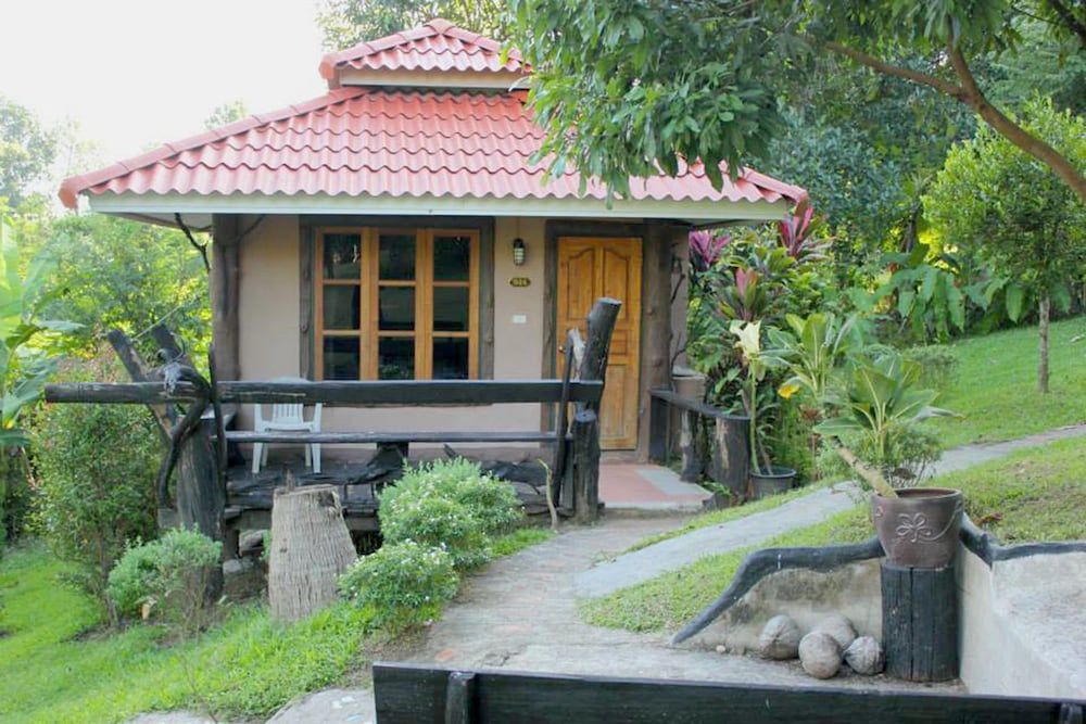 Baan Phuthadol Bungalow 2