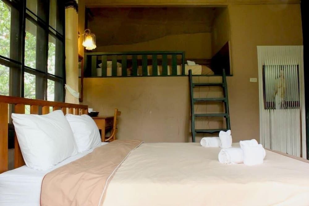 Baan Phuthadol Bungalow 4