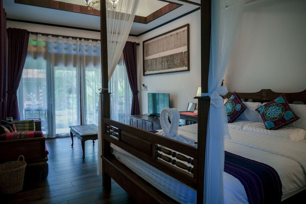 Hongkhao Village Luxury Double Room, 1 King Bed, Bathtub, Pool View 4