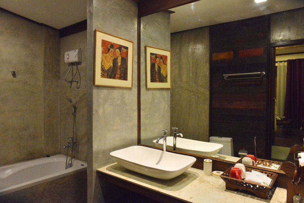 Hongkhao Village Luxury Double Room, 1 King Bed, Bathtub, Pool View 7