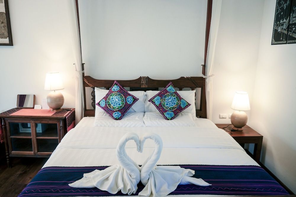 Hongkhao Village Luxury Double Room, 1 King Bed, Bathtub, Pool View 3