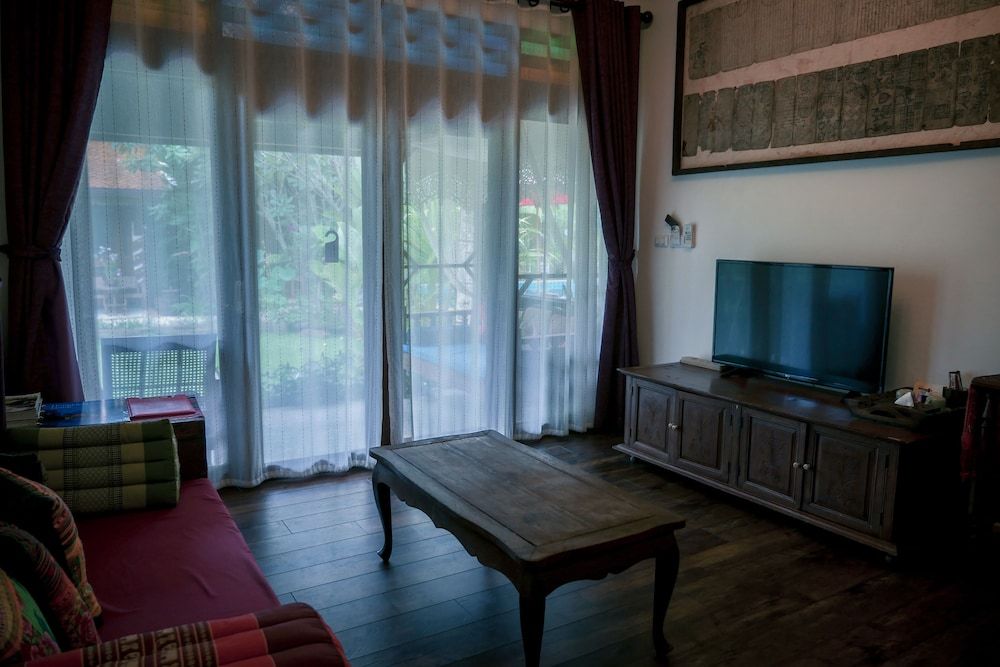 Hongkhao Village Luxury Double Room, 1 King Bed, Bathtub, Pool View 9