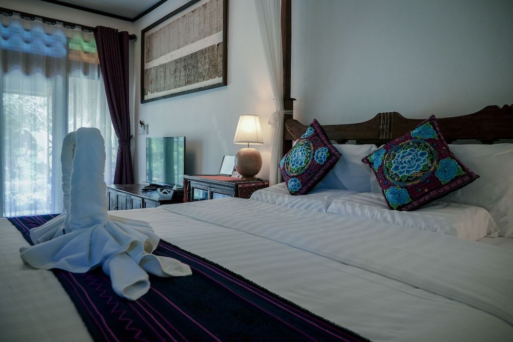Hongkhao Village Luxury Double Room, 1 King Bed, Bathtub, Pool View 2