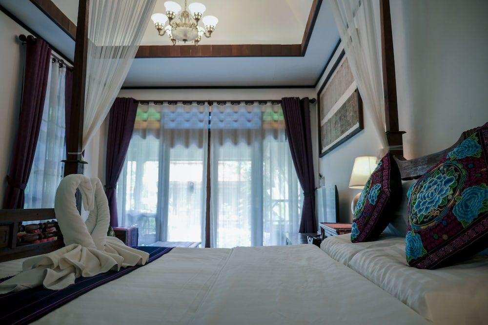 Hongkhao Village Luxury Double Room, 1 King Bed, Bathtub, Pool View 6