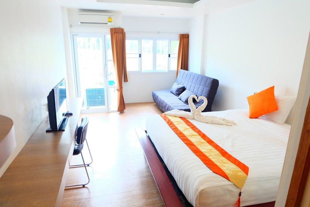 Pranee Amata Queen Room with Garden View 3