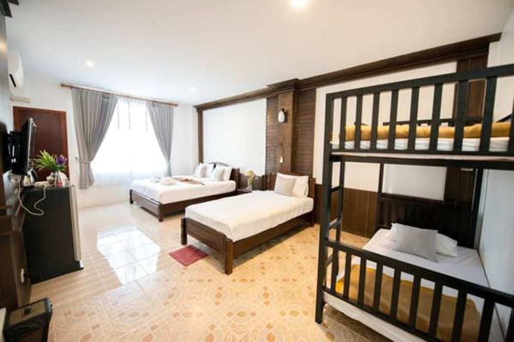 Family Room (1 Double bed and 1 Twin bed)