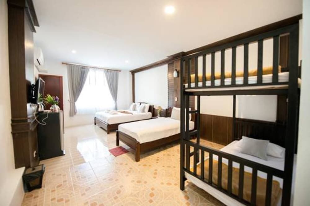 Family Room (1 Double bed and 1 Twin bed)
