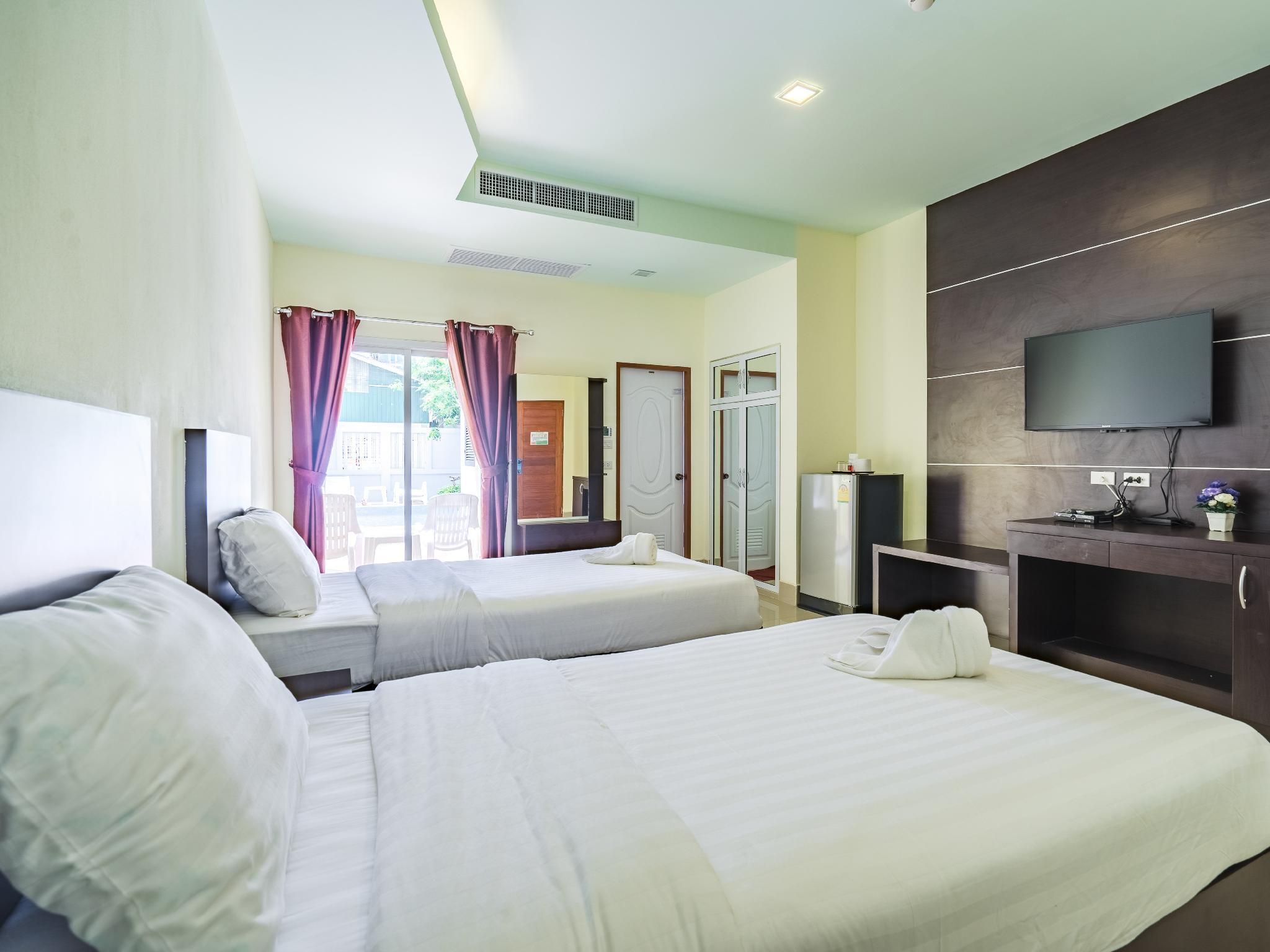 Superior Room with Twin Bed and Poolside View