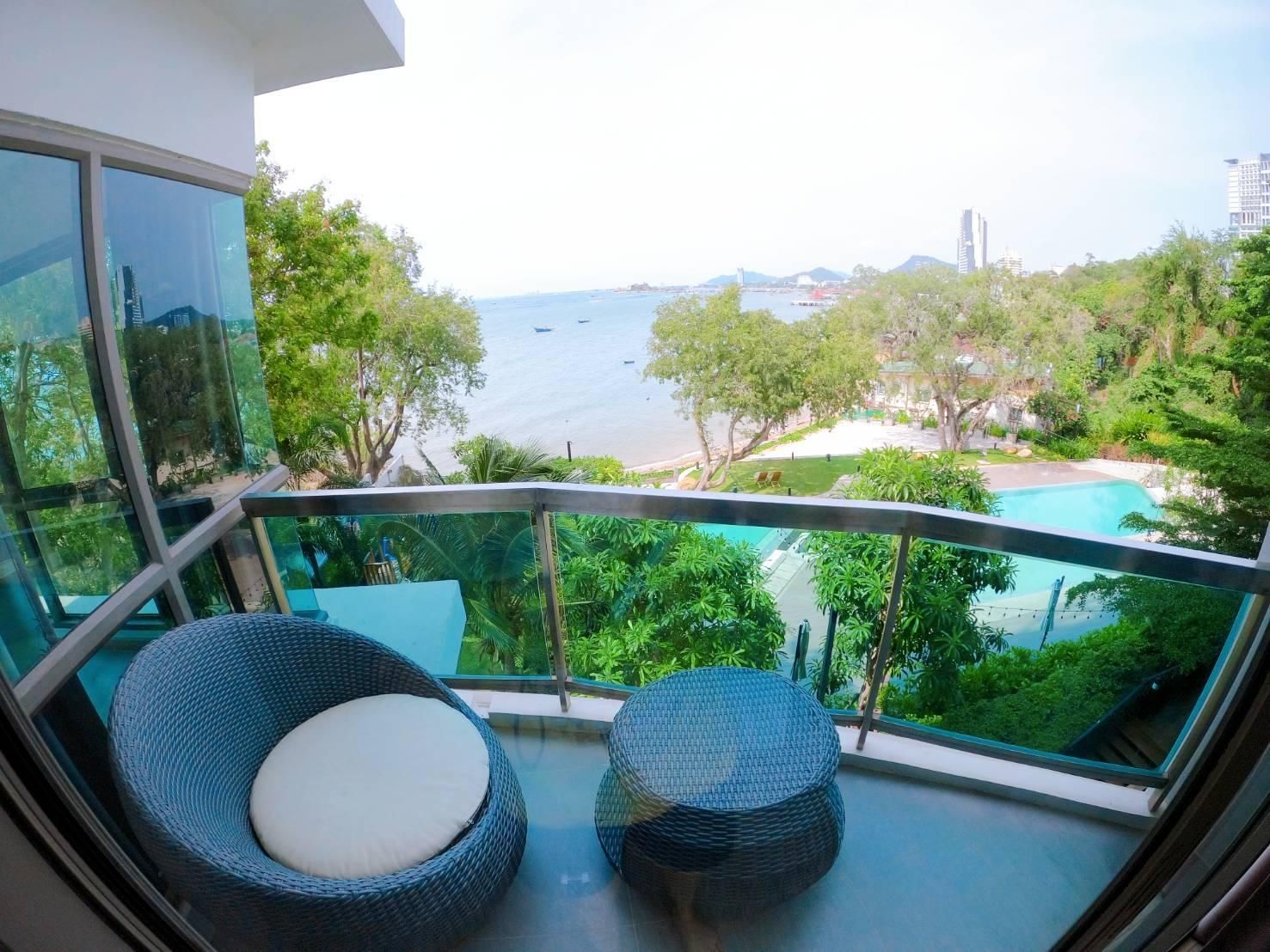 Sonrisa Sriracha Beachfront Suite