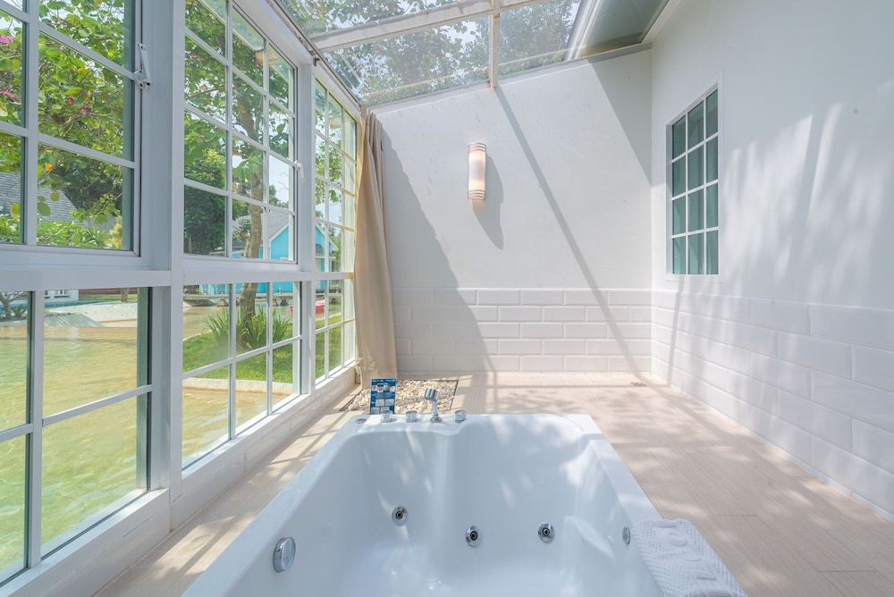 Peggy's Cove Resort Jacuzzi Villa 10