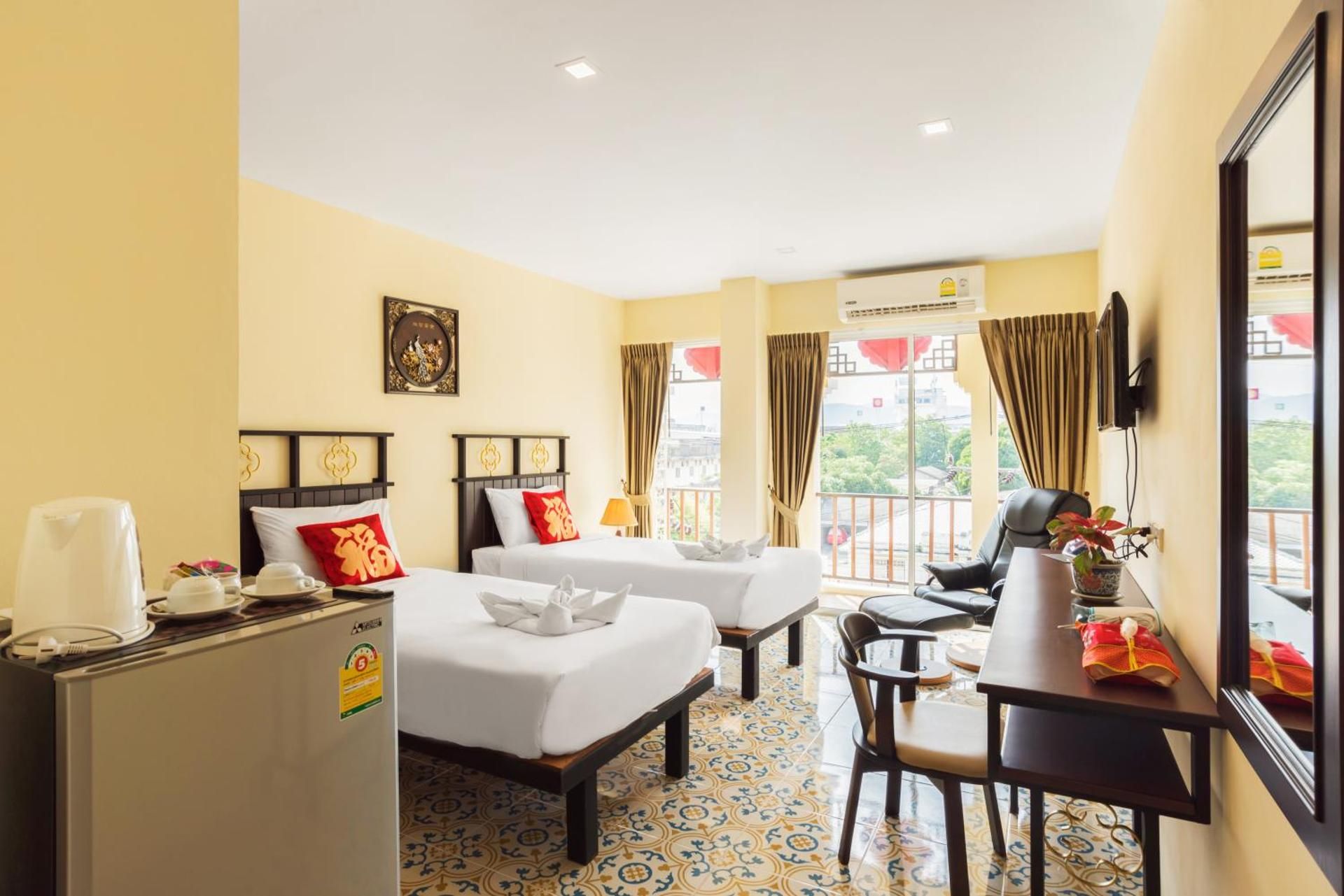 Le Hua Deluxe Twin Bed With Balcony 2