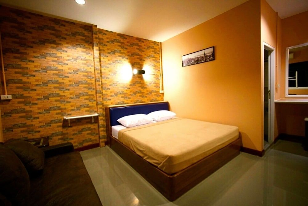 Urban Hostel Bangkok Superior Double Room Private Bathroom with Balcony 2