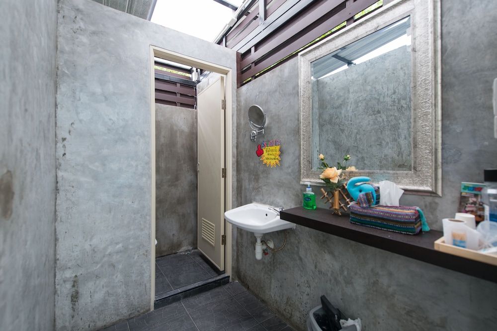 NTY Hostel BKK Airport Private Room with Shared Bathroom 4
