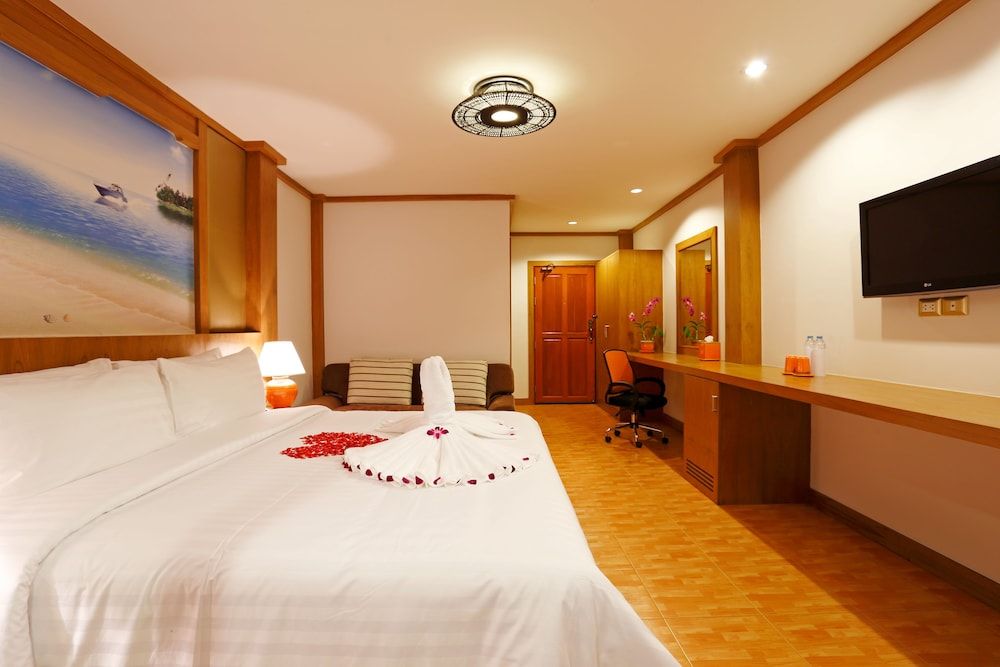 Chabana Resort Deluxe Double or Twin Room with Lake View 9