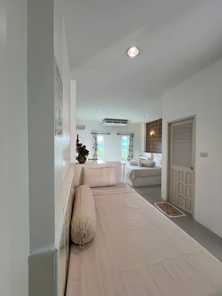 Saraburi Garden Resort Basic Triple Room