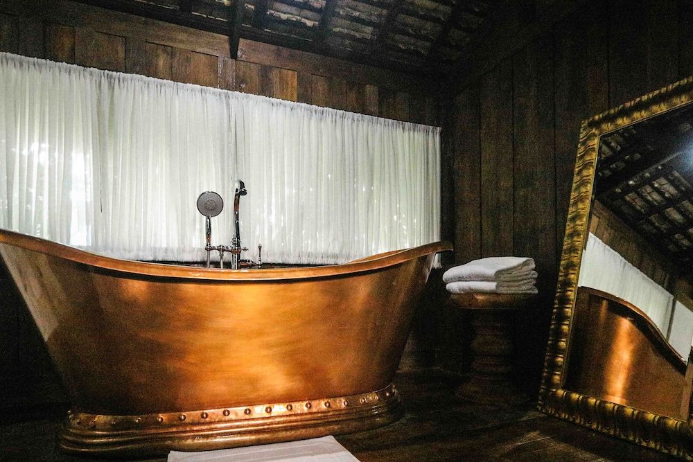 Deep Soaking Bathtub