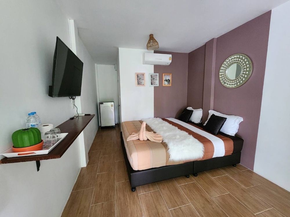 Superior Room, King Bed, Garden View