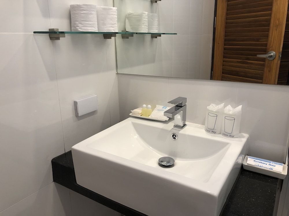 Crystal Lamai Hotel Economy Twin Room 5