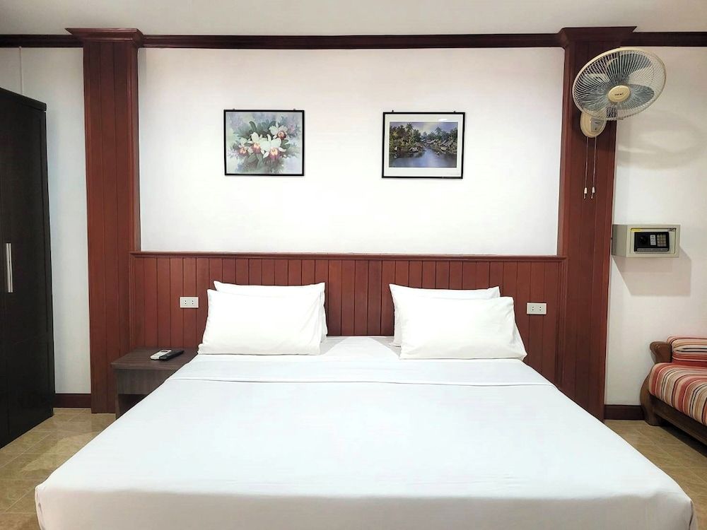 Deluxe Double Room with Balcony (No-window)
