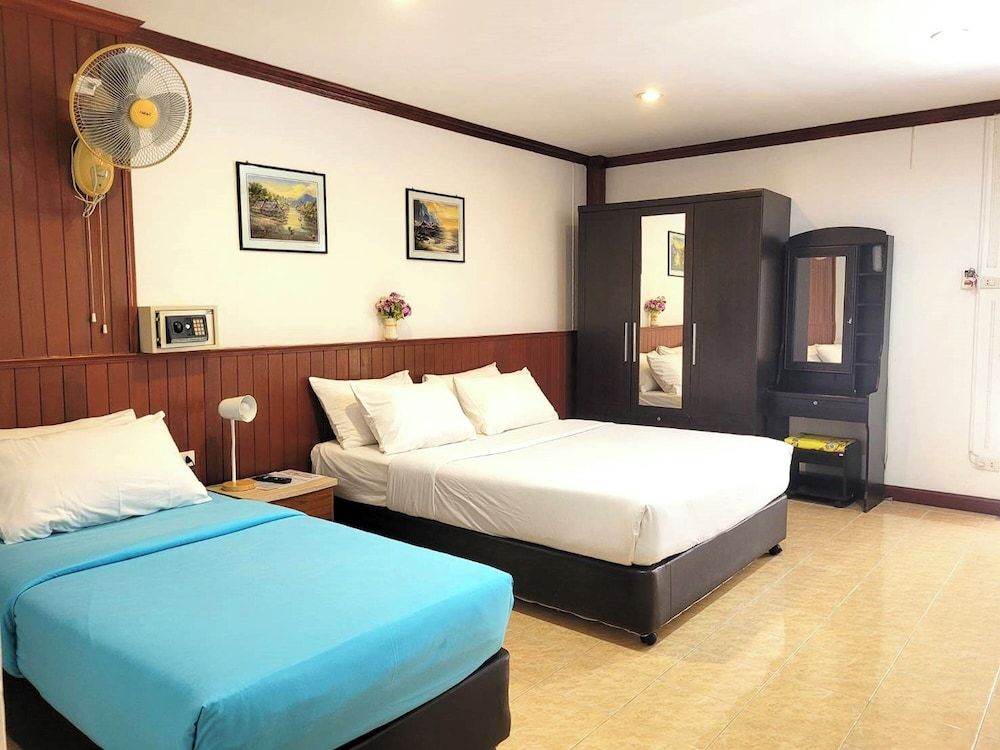Deluxe Triple Room with Balcony (No-window)