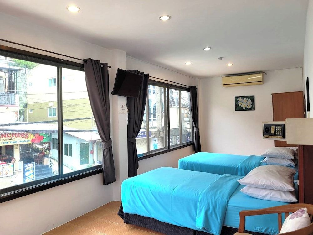 Family Room with Balcony (1 Bathroom)