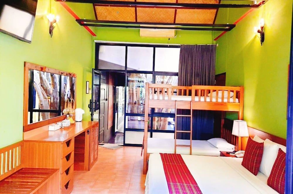 Birds and Bees Resort Big Bug Family 3